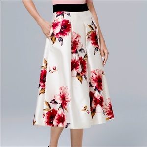 Beautiful White House black market skirt